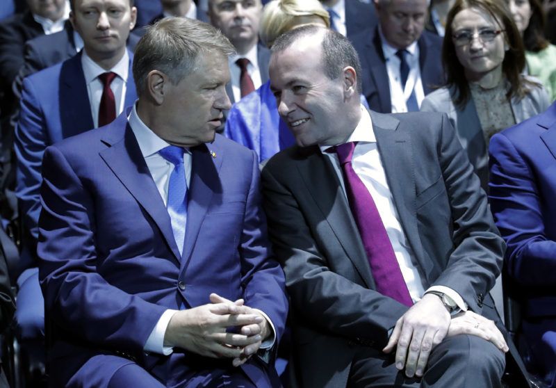 Bukarest, 2019. március 16. Manfred Weber, az Európai Néppárt (EPP) frakcióvezetõje és csúcsjelöltje az európai parlamenti választásokon (j) és Klaus Iohannis román államfõ a pártcsalád helyi és regionális vezetõinek értekezletén Bukarestben 2019. március 16-án. Az Európai Parlament (EP) új összetételérõl május 23. és 26. között tartanak szavazást. MTI/EPA/Robert Ghement