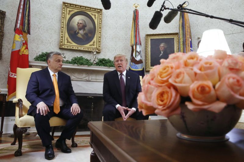 Washington, 2019. május 13. Donald Trump amerikai elnök (j) és Orbán Viktor miniszterelnök megbeszélést folytat a washingtoni Fehér Ház Ovális irodájában 2019. május 13-án. MTI/Koszticsák Szilárd