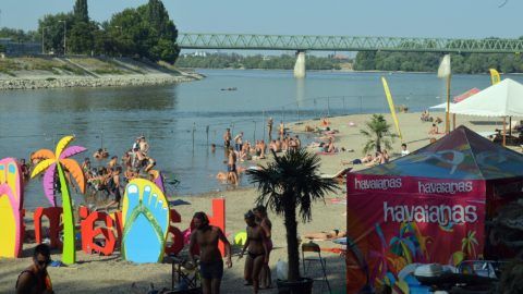 Budapest, 2013. augusztus 8. Strandoló fiatalok az Óbudai-sziget (Hajógyári sziget) északi csúcsán kialakított strandon, a huszonkettedik alkalommal megrendezett Sziget Fesztiválon. MTVA/Bizományosi: Bernolák Béla *************************** Kedves Felhasználó! Az Ön által most kiválasztott fénykép nem képezi az MTI fotókiadásának, valamint az MTVA fotóarchívumának szerves részét. A kép tartalmáért és a szövegért a fotó készítõje vállalja a felelõsséget.