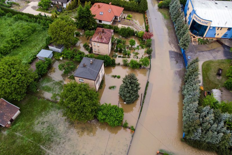 Dabrowa Tarnowska, 2019. május 22. A hatalmas esõzések miatt vízben állnak házak 2019. május 22-én a lengyelországi Dabrowa Tarnowska városban, ahonnan árvízveszély miatt az éjjel kitelepítették a lakosokat. MTI/EPA-PAP/Pawel Topolski