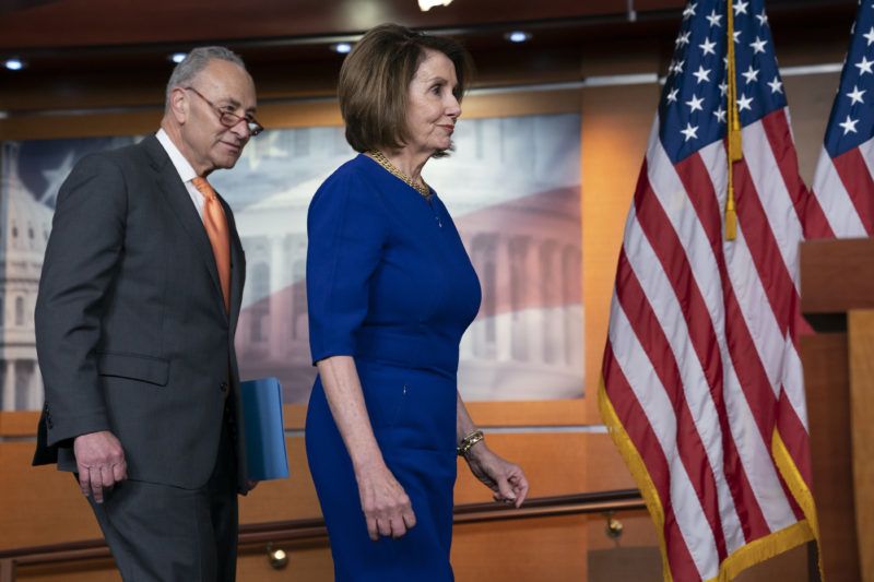 Washington, 2019. május 22. Nancy Pelosi, az amerikai kongresszus demokrata párti házelnöke (j) és Chuck Schumer, a demokraták szenátusi frakciójának vezetõje sajtótájékoztatóra érkezik a törvényhozás washingtoni épületében, a Capitoliumban 2019. május 22-én, miután Donald Trump republikánus amerikai elnök megszakította tárgyalásait kettejükkel. Trump kijelentette, hogy nem mûködik együtt a demokratákkal mindaddig, amíg fel nem hagynak azokkal az erõfeszítéseikkel, hogy vizsgálatokat indítsanak ellene. MTI/AP/J. Scott Applewhite