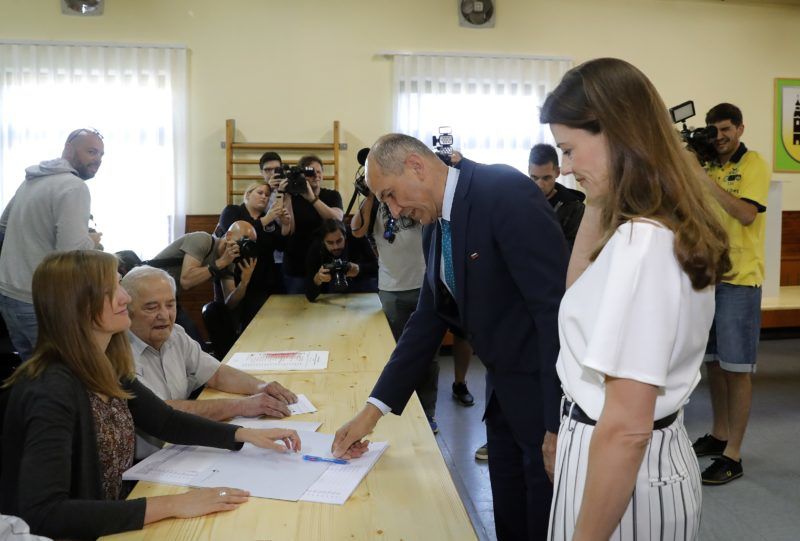 Ljubljana, 2018. június 3. Janez Jansa volt miniszterelnök, az ellenzéki jobboldali Szlovén Demokrata Párt (SDS) elnöke a felesége, Urska Bacovnik Jansa társaságában szavazni készül a szlovén elõrehozott parlamenti választásokon Ljubljanában 2018. június 3-án. (MTI/EPA/Antonio Bat)