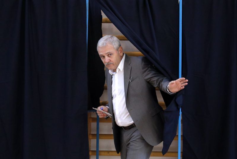 Bukarest, 2018. október 6. Liviu Dragnea, a román Szociáldemokrata Párt (PSD) elnöke voksol egy bukaresti szavazóhelyiségben 2018. október 6-án, a férfi és nõ házasságán alapuló családfogalom alkotmányba iktatásáról rendezett romániai népszavazás elsõ napján. (MTI/EPA/Robert Ghement)