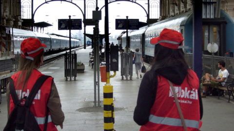 Budapest, 2016. június 14. Ingyenes újságot osztogató szünidős diákok a Keleti pályaudvar csarnokában. MTVA/Bizományosi: Jászai Csaba *************************** Kedves Felhasználó! Ez a fotó nem a Duna Médiaszolgáltató Zrt./MTI által készített és kiadott fényképfelvétel, így harmadik személy által támasztott bárminemű – különösen szerzői jogi, szomszédos jogi és személyiségi jogi – igényért a fotó készítője közvetlenül maga áll helyt, az MTVA felelőssége e körben kizárt.