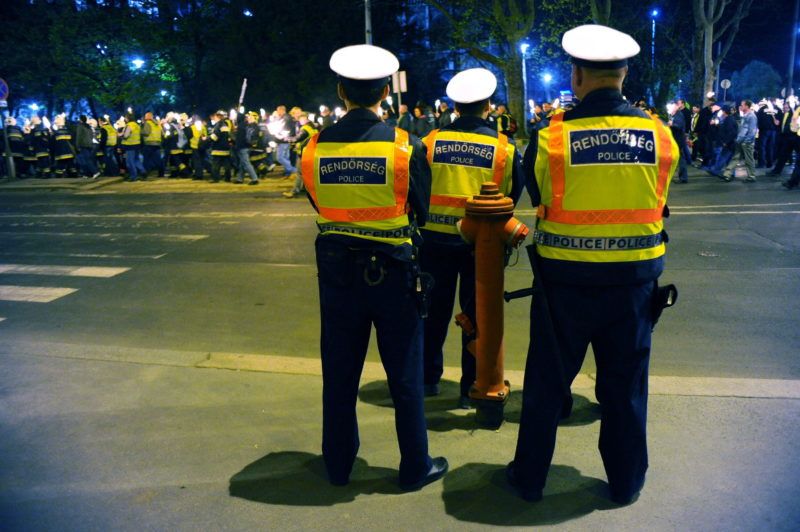 Budapest, 2011. április 16. Rendõrök biztosítják a tûzoltók fáklyás felvonulását a rendvédelmi dolgozók demonstrációján a Kossuth téren. A demonstrálók a korkedvezményes nyugdíjazásuk tervezett megvonása ellen, szerzett jogaik védelmében tüntetnek, valamint illetményemelést és korszerû munkaeszközöket követelnek. MTI Fotó: Lakatos Péter