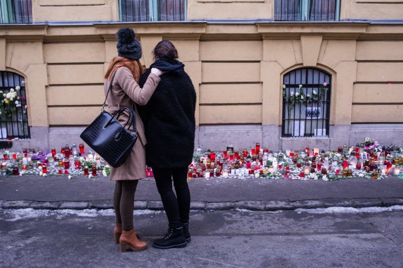 Budapest, 2017. január 23. A veronai buszbaleset egyik túlélõjét (j) öleli egy lány a Szinyei Merse Pál Gimnáziumnál 2017. január 23-án. Január 20-án éjjel az olaszországi Verona közelében balesetet szenvedett egy magyar fiatalokat szállító busz, tizenhatan meghaltak, huszonhatan megsérültek. A buszon a budapesti Szinyei Merse Pál Gimnázium tanulói, volt diákok, tanárok és egyikük családja utazott. MTI Fotó: Kallos Bea