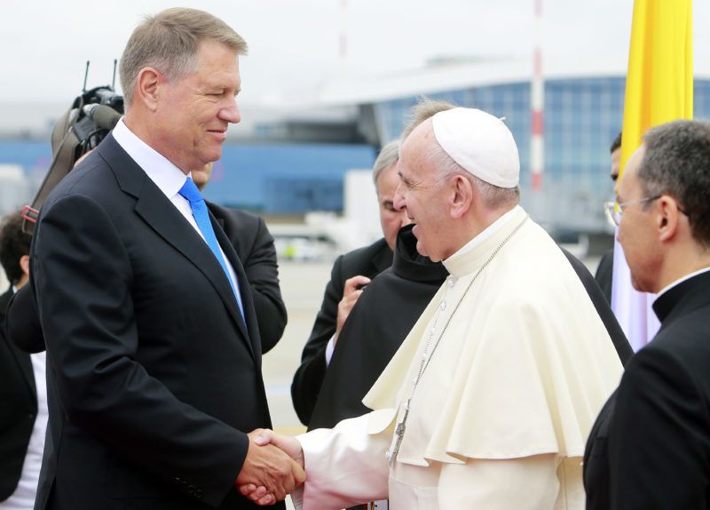 Bukarest, 2019. május 31. Ferenc pápát (j) fogadja Klaus Iohannis román államfõ a Henri Coandã nemzetközi repülõtéren 2019. május 31-én. A katolikus egyházfõ háromnapos pasztorális és ökumenikus jellegû apostoli látogatáson vesz részt Romániában. MTI/EPA/Bogdan Cristel