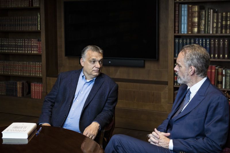 Budapest, 2019. május 30. Orbán Viktor miniszterelnök (b) és Jordan Peterson kanadai politológus, pszichológus professzor találkozója a Karmelita kolostorban 2019. május 30-án. Jordan Peterson a május 30-31-én megrendezendõ Brain Bar fesztivál vendégeként érkezett Budapestre. MTI/Miniszterelnöki Sajtóiroda/Szecsõdi Balázs