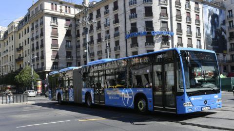 Budapest, 2017. június 27. A közvetlen repülõtéri buszjárat Budapest belvárosában 2017. június 27-én. A Liszt Ferenc-repülõtér és a Deák Ferenc tér között július 8-ától közlekedik a 100E jelzésû járat. MTI Fotó: Illyés Tibor