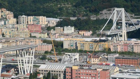 Genova, 2018. augusztus 19. Az A10-es autópálya leszakadt Morandi hídja Genovában 2018. augusztus 19-én. Az öt nappal korábban bekövetkezett balesetben legkevesebb 42 ember életét vesztette. (MTI/EPA/Luca Zennaro)