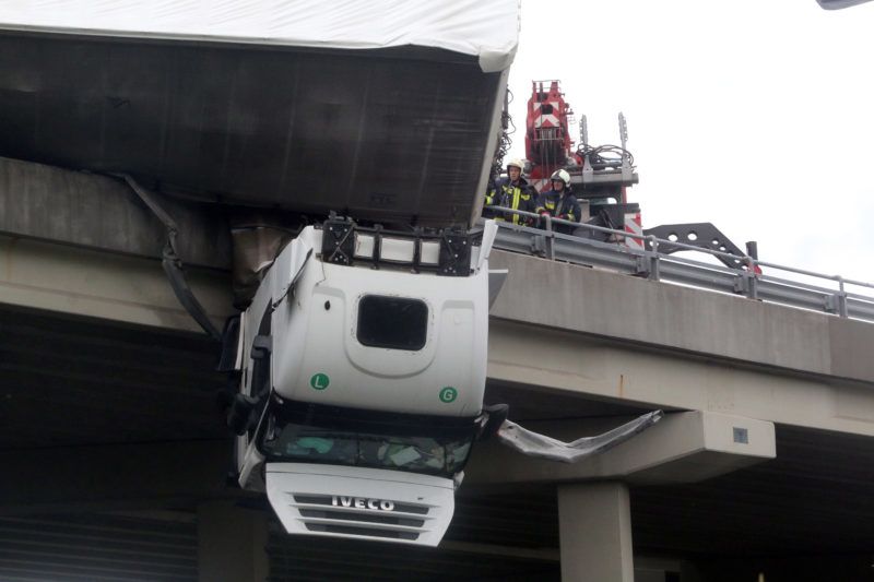 Mezõcsát, 2019. június 5. Kamion sofõrfülkéje lóg le az M3-as autópálya hídjáról Mezõcsát térségében, a Miskolc felé vezetõ oldalon 2019. június 5-én. MTI/Vajda János