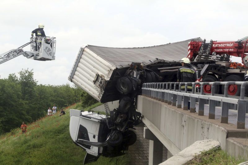 Mezõcsát, 2019. június 5. Kamion sofõrfülkéje lóg le az M3-as autópálya hídjáról Mezõcsát térségében, a Miskolc felé vezetõ oldalon 2019. június 5-én. MTI/Vajda János