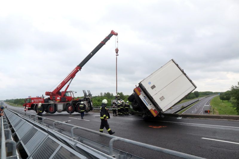 Mezõcsát, 2019. június 5. Kamion sofõrfülkéje lóg le az M3-as autópálya hídjáról Mezõcsát térségében, a Miskolc felé vezetõ oldalon 2019. június 5-én. MTI/Vajda János