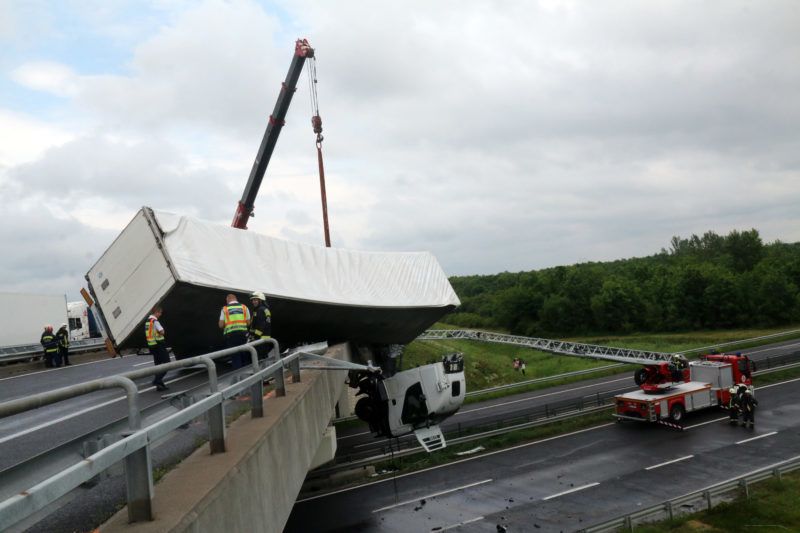 Mezõcsát, 2019. június 5. Kamion sofõrfülkéje lóg le az M3-as autópálya hídjáról Mezõcsát térségében, a Miskolc felé vezetõ oldalon 2019. június 5-én. MTI/Vajda János