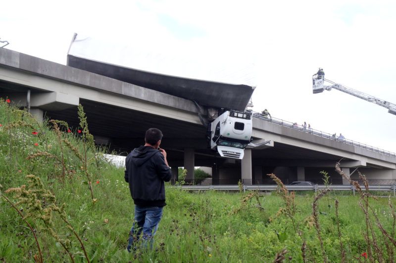 Mezõcsát, 2019. június 5. Kamion sofõrfülkéje lóg le az M3-as autópálya hídjáról Mezõcsát térségében, a Miskolc felé vezetõ oldalon 2019. június 5-én. MTI/Vajda János