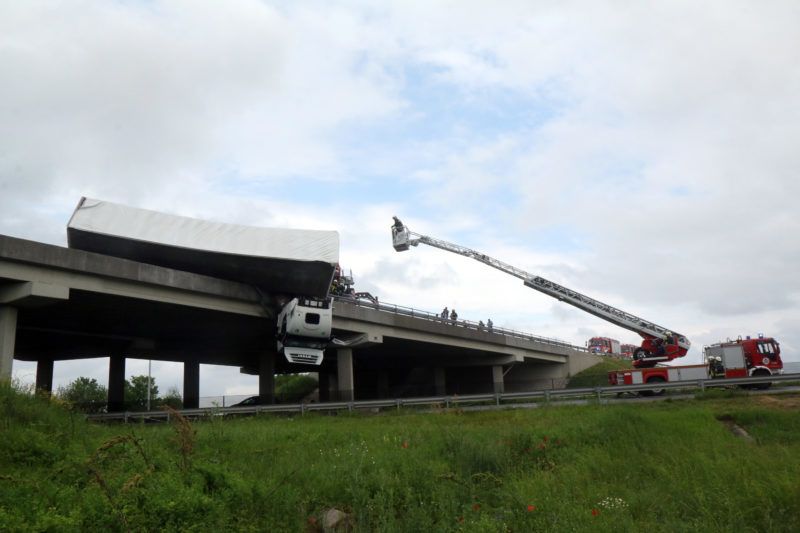 Mezõcsát, 2019. június 5. Kamion sofõrfülkéje lóg le az M3-as autópálya hídjáról Mezõcsát térségében, a Miskolc felé vezetõ oldalon 2019. június 5-én. MTI/Vajda János