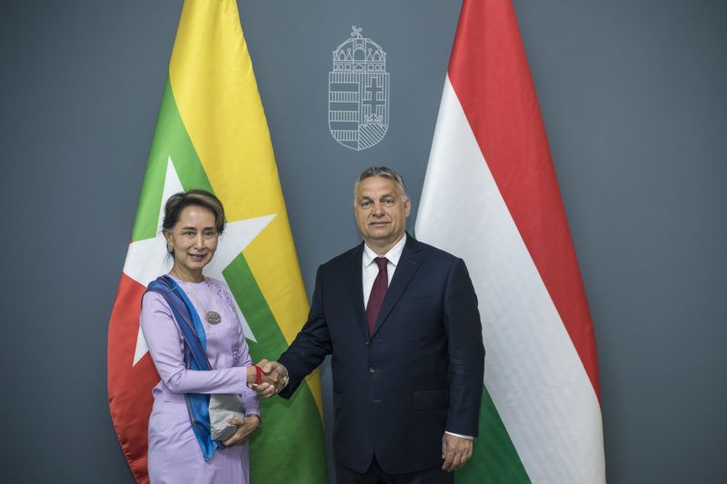 Budapest, 2019. június 5. A Miniszterelnöki Sajtóiroda által közreadott képen Orbán Viktor miniszterelnök fogadja Aung Szan Szú Kji mianmari államtanácsost a Karmelita kolostorban 2019. június 5-én. MTI/Miniszterelnöki Sajtóiroda