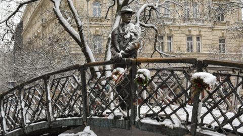 Budapest, 2018. december 15. Varga Tamás szobrászmûvész 1996. június 6-án felavatott, Nagy Imre miniszterelnököt ábrázoló szobra a Vértanúk terén. MTVA/Bizományosi: Juhász Gábor *************************** Kedves Felhasználó! Ez a fotó nem a Duna Médiaszolgáltató Zrt./MTI által készített és kiadott fényképfelvétel, így harmadik személy által támasztott bárminemû  különösen szerzõi jogi, szomszédos jogi és személyiségi jogi  igényért a fotó készítõje közvetlenül maga áll helyt, az MTVA felelõssége e körben kizárt.