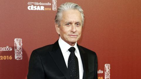 Párizs, 2016. február 26. Michael Douglas Oscar-díjas amerikai színész érkezik a César-díjak 41. átadási ünnepségére a párizsi Chatelet Színházban 2016. február 26-án. A 71 éves mûvészt másodszor tüntették ki César-életmûdíjjal. Az elismerést elõször 1998-ban vehette át az. (MTI/EPA/Yoan Valat)