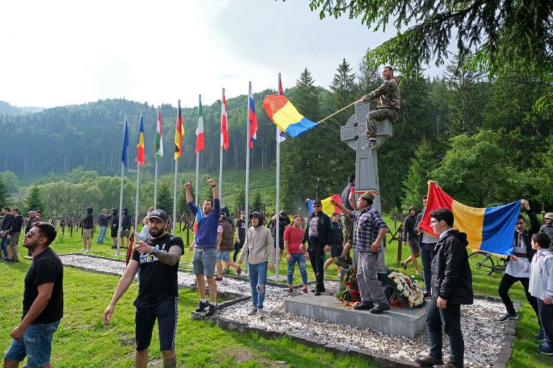 Úzvölgye, 2019. június 6. Az úzvölgyi katonatemetõbe erõszakkal bejutott románok 2019. június 6-án. A temetõben ortodox szertartás keretében felszentelték törvénysértõen létesített román emlékmûvet és parcellát. MTI/Veres Nándor
