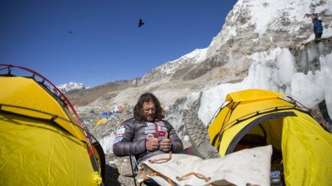 Everest Base Camp, 2017. április 9. Klein Dávid hegymászó, a Magyar Everest Expedíció 2017 tagja az Everest alaptáborban 2017. április 8-án. Az expedíció célja a Föld legmagasabb csúcsa, a 8848 méter magas Mount Everest (Csomolungma) elérése oxigénpalack nélkül, elsõként a magyar expedíciós hegymászás történetében. MTI Fotó: Mohai Balázs