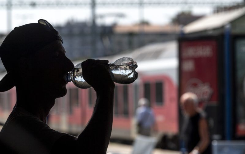 Budapest, 2018. július 30. Egy férfi vizet iszik a hõség miatt elrendelt vízosztáson a Déli pályaudvaron 2018. július 30-án. A rendkívüli és tartós hõség miatt országosan életbe lépett a hõségriadó, a vörös kód. A napi középhõmérséklet helyenként a 27 Celsius-fokot is meghaladhatja, a legmagasabb hõmérséklet 35 Celsius-fok is lehet. MTI Fotó: Szigetváry Zsolt