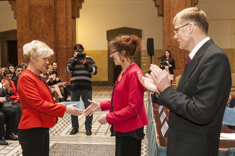 Budapest, 2012. december 14. Polgárné Vida Judit bírósági vezetõ (b) átveszi kinevezését Handó Tündétõl, az OBH elnökétõl a szeptember óta kinevezett bírósági vezetõk, bírák és fogalmazók kinevezési okiratainak átadása alkalmából rendezett ünnepségen az Országos Bírósági Hivatalban 2012. december 14-én. Jobbról Darák Péter, a Kúria elnöke. MTI Fotó: Szigetváry Zsolt