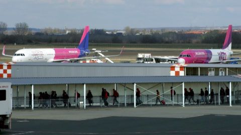 Budapest, 2019. március 26. Légi utasok tartanak a Liszt Ferenc Nemzetközi Repülõtér a 2a termináljához gyalogjárdán. Kissé távolabb a Wizz Air két Airbus gyártmányú repülõgépét készítik fel indulásra. MTVA/Bizományosi: Jászai Csaba *************************** Kedves Felhasználó! Ez a fotó nem a Duna Médiaszolgáltató Zrt./MTI által készített és kiadott fényképfelvétel, így harmadik személy által támasztott bárminemû  különösen szerzõi jogi, szomszédos jogi és személyiségi jogi  igényért a fotó készítõje közvetlenül maga áll helyt, az MTVA felelõssége e körben kizárt.