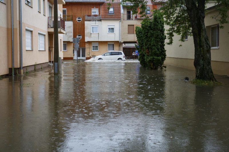 Nagykanizsa, 2019. június 23. Autó Nagykanizsán, a felhõszakadás után vízzel elárasztott Arany János és a Május 1. utca keresztezõdésében 2019. június 23-án. MTI/Varga György