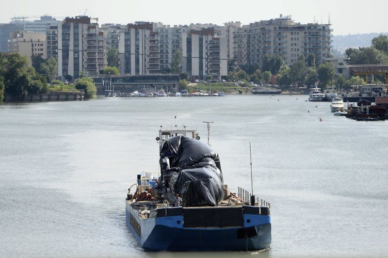 Budapest, 2019. június 13. A Botond nevû tolóhajó és a balesetben elsüllyedt Hableány turistahajó roncsát szállító uszály az Újpesti-öbölben 2019. június 13-án. A BRFK munkatársai huszonhat órán át vizsgálták a csepeli kikötõben a Dunából június 11-én kiemelt hajót, amely május 29-én süllyedt el a Margit hídnál, miután összeütközött a Viking Sigyn szállodahajóval. A Hableány fedélzetén 35-en utaztak, 33 dél-koreai állampolgár és a kéttagú magyar személyzet. Hét embert sikerült kimenteni, hét dél-koreai állampolgár holttestét pedig még aznap megtalálták. Továbbra is a Duna teljes déli szakaszán, az összes bevethetõ hajóval, valamint parti egységekkel megerõsítve folytatják a hiányzó három ember keresését. MTI/Kovács Tamás