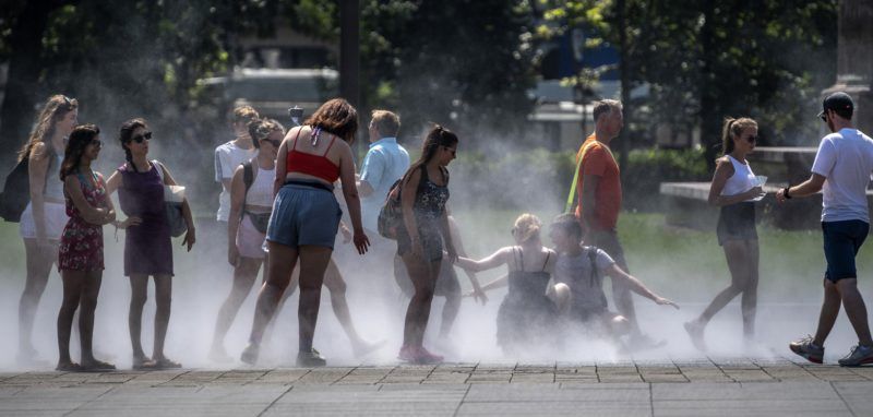 Budapest, 2018. augusztus 9. A hõség miatt a párásító berendezésnél hûsölõ turisták Budapesten, a Kossuth téren 2018. augusztus 9-én. A tartós hõség miatt erre a napra már csaknem az egész országra másodfokú figyelmeztetést adott ki az Országos Meteorológiai Szolgálat, mivel a napi középhõmérséklet 27 fok felett alakulhat. MTI Fotó: Szigetváry Zsolt