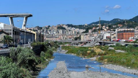 Genova, 2018. augusztus 27. Az A10-es autópálya leszakadt Morandi hídja Genovában 2018. augusztus 27-én. Az augusztus 14-én bekövetkezett balesetben legkevesebb 43 ember életét vesztette. (MTI/EPA/Simone Arveda)