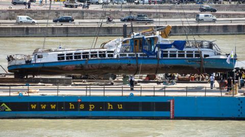 Budapest, 2019. június 11. A Clark Ádám úszódaru az elszállítást végzõ uszályra emeli a balesetben elsüllyedt Hableány turistahajó roncsát 2019. június 11-én. A Hableány május 29-én süllyedt el a Margit hídnál, miután összeütközött a Viking Sigyn szállodahajóval. A fedélzeten 35-en utaztak, 33 dél-koreai állampolgár és a kéttagú magyar személyzet. Hét embert sikerült kimenteni, hét dél-koreai állampolgár holttestét pedig még aznap megtalálták. MTI/Mohai Balázs