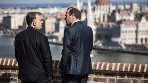 Budapest, 2019. március 12. A Miniszterelnöki Sajtóiroda által közzétett képen Orbán Viktor miniszterelnök (b) Budapesten, a Karmelita kolostorban fogadta Manfred Webert, az Európai Néppárt frakcióvezetõjét 2019. március 12-én. MTI/Miniszterelnöki Sajtóiroda/Szecsõdi Balázs