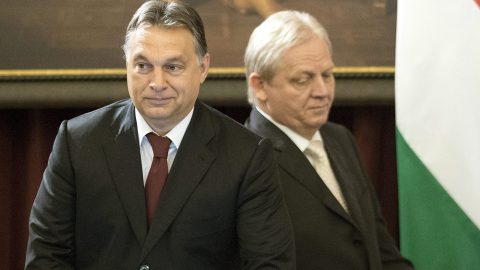 Budapest, 2014. november 7. Orbán Viktor miniszterelnök (b) és Tarlós István fõpolgármester a Fõvárosi Közgyûlés ünnepi alakuló ülésén a Városháza dísztermében 2014. november 7-én. A testület napirendjén szerepel a fõvárosi önkormányzat szervezeti és mûködési szabályzatának módosítása, amelybe több, a választási törvénybõl eredõ módosítást vezetnek át; megváltoztatják a kompenzációs listán bejutott képviselõk javadalmazását és eltörlik a frakciókról szóló pontokat. MTI Fotó: Máthé Zoltán