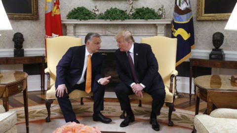 Washington, 2019. május 13. Donald Trump amerikai elnök (j) és Orbán Viktor miniszterelnök megbeszélést folytat a washingtoni Fehér Ház Ovális irodájában 2019. május 13-án. MTI/Koszticsák Szilárd