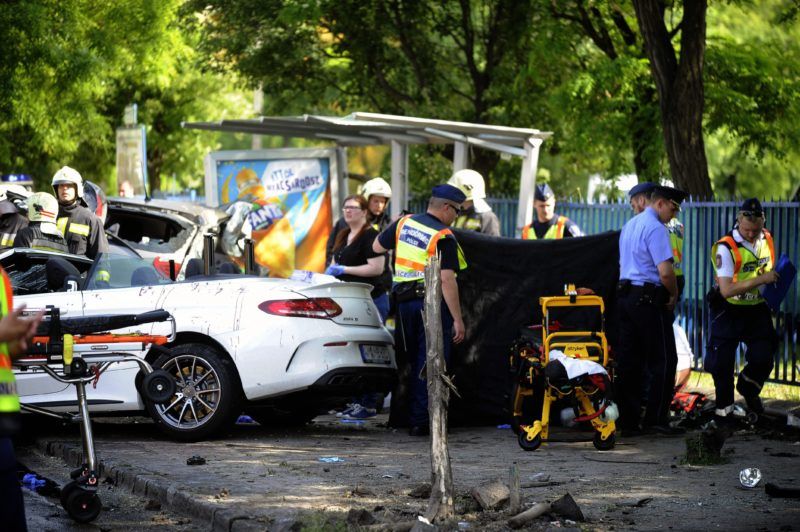 Budapest, 2017. május 15. Összeroncsolódott személyautók egy buszmegállóban a fõvárosi Dózsa György út és Kassák Lajos utca keresztezõdésében 2017. május 15-én. A két karambolozó autó egyike a buszmegállóba csapódott, egy ember meghalt, kettõ súlyos, életveszélyes sérüléseket szenvedett. A balesetben összesen hatan sérültek meg, az egyik roncsból két embert kellett kivágniuk a tûzoltóknak. MTI Fotó: Mihádák Zoltán