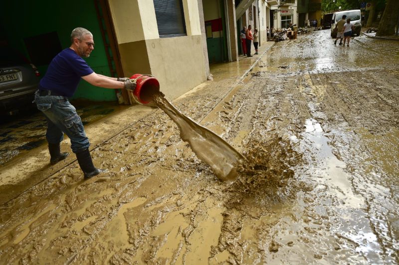 Tafalla, 2019. július 9. Vizet mer ki garázsból egy férfi az észak-spanyolországi Navarra tartományban fekvõ Tafallában 2019. július 9-én, miután a nagy mennyiségû esõ áradásokat okozott a térségben. Egy férfi életét vesztette, akinek autóját elsodorta a víz. MTI/AP/Alvaro Barrientos