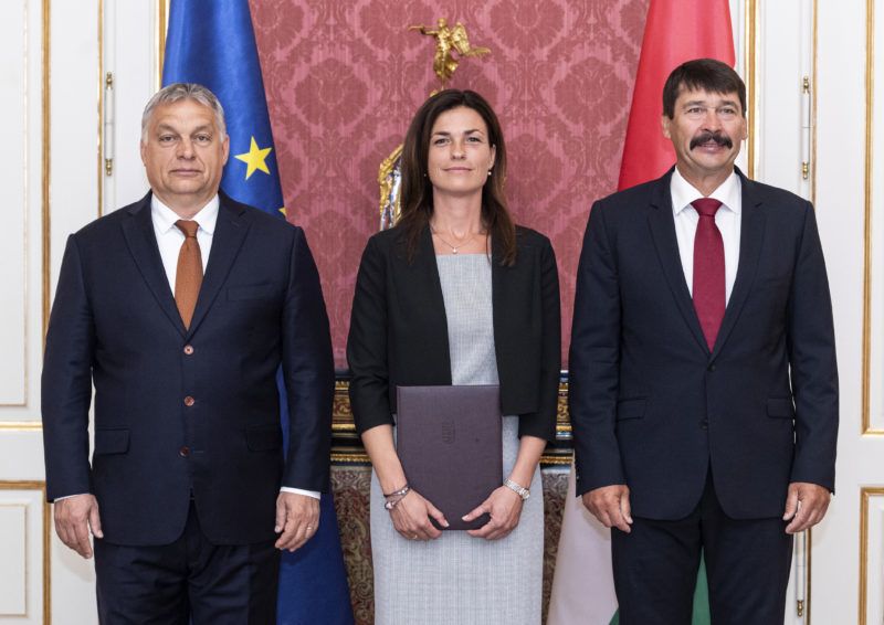 Budapest, 2019. július 11. Varga Judit igazságügyi miniszter Áder János köztársasági elnök (j) és Orbán Viktor miniszterelnök társaságában kinevezési okmányának átvétele után a Sándor-palotában 2019. július 11-én. MTI/Szigetváry Zsolt