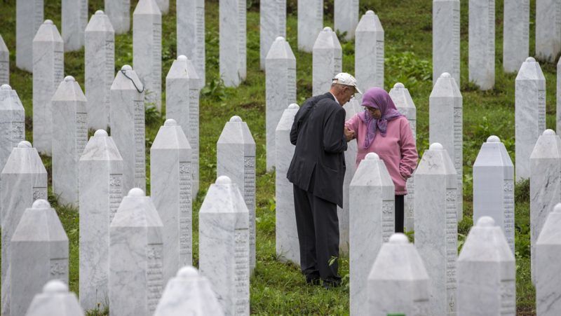 Potocari, 2019. július 11. Hozzátartozók a srebenicai tömegmészárlás áldozatainak temetõjében, a Szarajevótól 150 kilométerre, északkeletre fekvõ Srebrenica melletti Potocariban 2019. július 10-én, a vérengzés 24. évfordulója elõtti napon. A boszniai háború alatt, a második világháború óta elkövetett legsúlyosabb európai tömegmészárlás során boszniai szerbek mintegy nyolcezer fegyvertelen muzulmán férfit és fiút gyilkoltak meg. MTI/AP/Darko Bandic