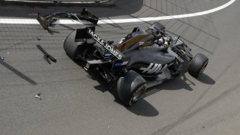 Silverstone, 2019. július 12. Romain Grosjean, a Haas francia versenyzõje a szalagkorlátnak csapódott a Forma-1-es autós gyorsasági világbajnokság Brit Nagydíjának elsõ szabadedzésén a silverstone-i versenypályán 2019. július 12-én, két nappal a futam elõtt. MTI/AP/Luca Bruno