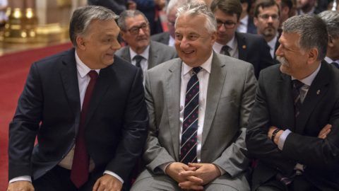 Budapest, 2018. május 4. Orbán Viktor (Fidesz-KDNP) miniszterelnök, Semjén Zsolt (Fidesz-KDNP) nemzetpolitikáért felelõs miniszterelnök-helyettes és Kövér László (Fidesz-KDNP) házelnök (b-j) az országgyûlési választáson listás mandátumot nyert képviselõk megbízólevelének ünnepélyes átadása elõtt az Országházban 2018. május 4-én. MTI Fotó: Szigetváry Zsolt