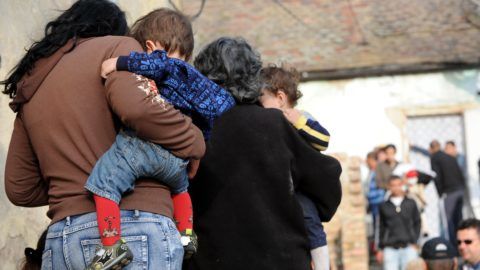 Pécs, 2011. április 7. Önkényes lakásfoglalókat, hét felnõttet és öt gyereket lakoltatott ki a Hársfa utcában négy önkormányzati tulajdonban lévõ lakásból a 7 napos türelmi idõ lejárta után a pécsi önkormányzat. MTI Fotó: Kálmándy Ferenc