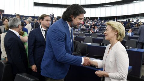 Strasbourg, 2019. július 16. Az Európai Bizottság elnökének megválasztott Ursula von der Leyen német kereszténydemokrata politikusnak gratulál Deutsch Tamás, a Fidesz-KDNP képviselõje az Európai Parlament (EP) plenáris ülésén Strasbourgban 2019. július 16-án. MTI/Koszticsák Szilárd