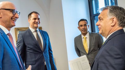 Budapest, 2019. március 29. A Miniszterelnöki Sajtóiroda által közreadott képen Orbán Viktor miniszterelnök (j), Timotheus Höttges, vezérigazgató, Deutsche Telekom AG (b), Rékasi Tibor vezérigazgató, Magyar Telekom Nyrt. (b2) és Srinivasan Gopalan, a Deutsche Telekom Csoport Európáért felelõs Igazgatósági tagja a Karmelita kolostorban, ahol a kormányfõ fogadta a Deutsche Telekom vezetõit 2019. március 29-én. MTI/Miniszterelnöki Sajtóiroda