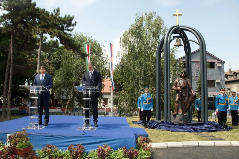Belgrád, 2019. július 22. Áder János köztársasági elnök (b) és Aleksandar Vucic szerb elnök Hunyadi János szobrának felavatásán a Belgrádhoz tartozó Zimonyban 2019. július 22-én. MTI/Koszticsák Szilárd
