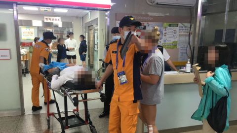 Kvangdzsu, 2019. július 27. Balesetben megsérült sportolók a dél-koreai Kvangdzsu egyik kórházában 2019. július 27-én, miután a Coyote Ugly nevû éjszakai klub galériája összeomlott 27-ére virradóra. Két dél-koreai állampolgár meghalt, és többen megsérültek, köztük a kvangdzsui vizes világbajnokságon részt vevõ sportolók. Magyarok nincsenek a sérültek között. MTI/EPA