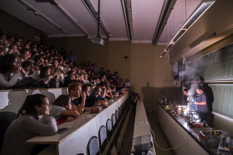 Budapest, 2018. szeptember 28. Érdeklõdõk kémiai kísérletet néznek az Eötvös Loránd Tudományegyetem (ELTE) Lágymányosi Campusán a Kutatók éjszakája országos rendezvénysorozaton 2018. szeptember 28-án. MTI Fotó: Mónus Márton