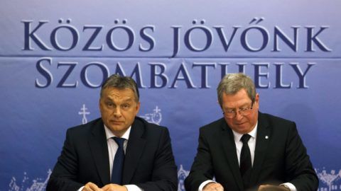 Szombathely, 2015. november 17. Orbán Viktor miniszterelnök (b) és Puskás Tivadar polgármester a Modern városok program keretében kötött együttmûködési megállapodás aláírásán Szombathelyen 2015. november 17-én. MTI Fotó: Varga György