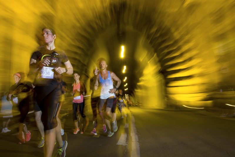 Budapest, 2019. augusztus 4. Résztvevõk a Generali Night Run Budapest futóversenyen a Clark Ádám téren 2019. augusztus 3-án. Az esemény a Budapest 2019 Európa Sportfõvárosa rendezvénysorozat része. MTI/Mohai Balázs